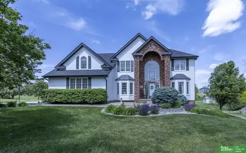 3902 Fox Ridge Dr, Bellevue, NE 68123