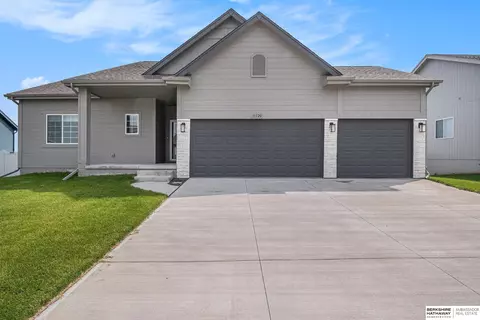 11120 Reynolds St, Omaha, NE 68142