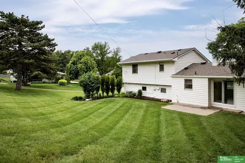 2833 S 107 St, Omaha, NE 68124