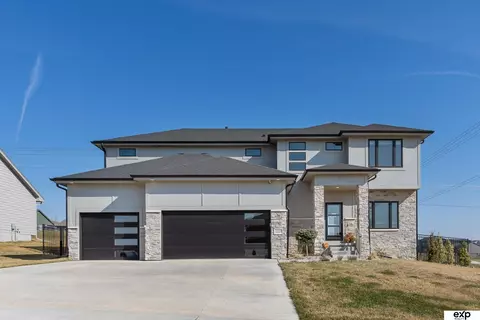 11218 Port Royal Dr, Papillion, NE 68046