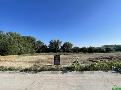 21808 Hackberry Dr, Gretna, NE 68028