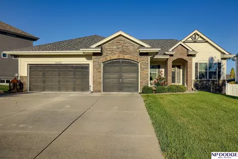 15930 Grebe St, Bennington, NE 68007