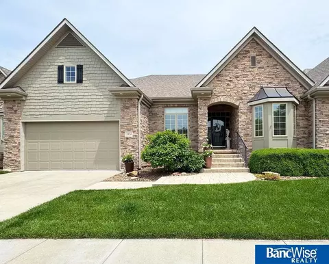 7830 Viburnum Dr, Lincoln, NE 68516