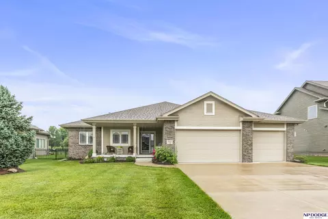 19910 Oak St, Gretna, NE 68028