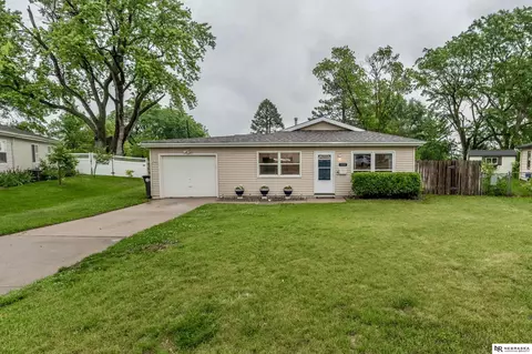 9008 Lamont St, Omaha, NE 68124