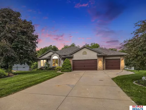 19612 Sterling Ct, Plattsmouth, NE 68048