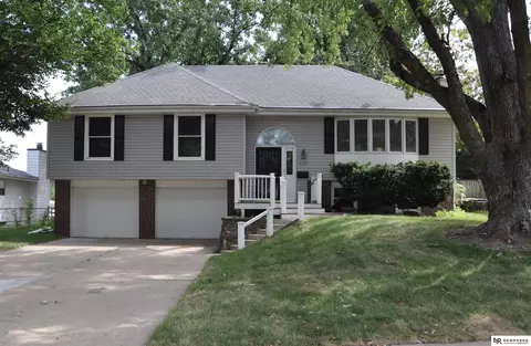 1111 Laport Dr, Papillion, NE 68046
