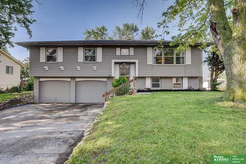 2213 Twin Ridge Dr, Bellevue, NE 68005