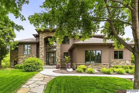20751 Nancy Cir, Elkhorn, NE 68022