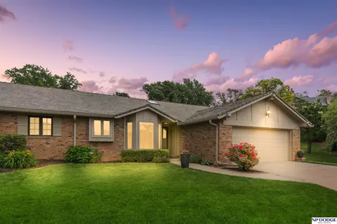 9962 Fieldcrest Dr, Omaha, NE 68114