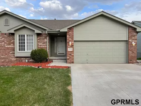 11703 Lakeview Dr, Papillion, NE 68133