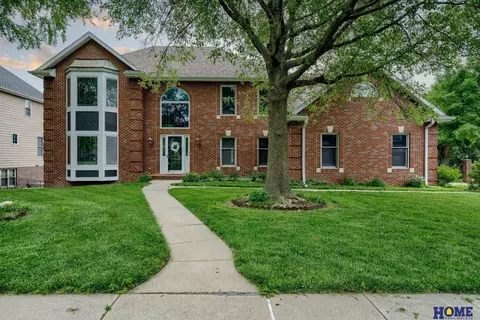 8240 Dorset Dr, Lincoln, NE 68510