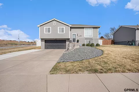 1308 Beaufort Dr, Papillion, NE 68133