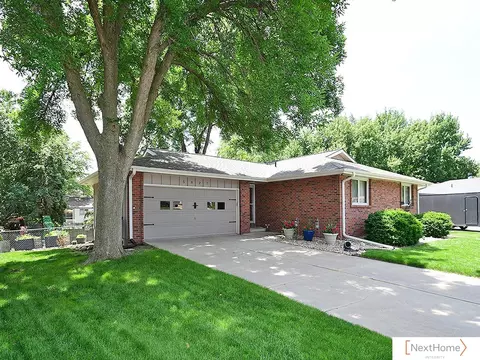 5827 Skylark Ln, Lincoln, NE 68516