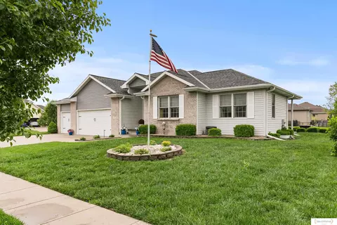 15121 Folkestone St, Waverly, NE 68462