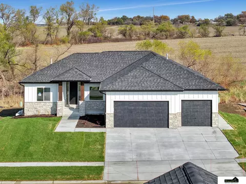 8730 Dragonfly Ln, Lincoln, NE 68526