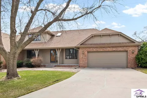 15527 Mason Cir, Omaha, NE 68154