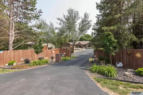 10511 Holdrege St NE, Lincoln, NE 68527