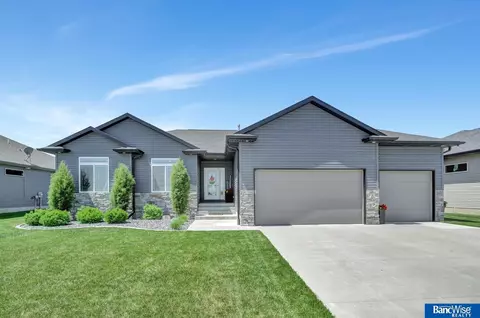 1323 N 102 St, Lincoln, NE 68527