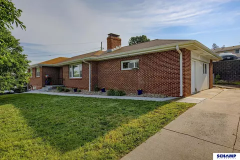 901 N 90 St N, Omaha, NE 68114