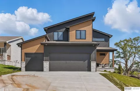 17542 Potter St, Bennington, NE 68007