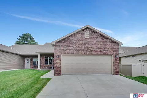 8178 Regent Dr, Lincoln, NE 68507