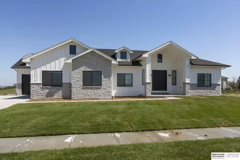 20624 Laurel Ave, Elkhorn, NE 68022
