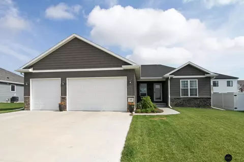 320 Woodland Blvd, Hickman, NE 68372