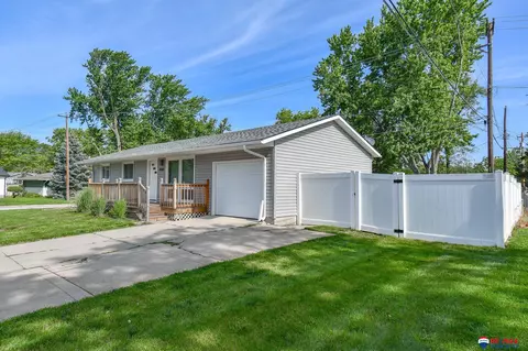 8100 Beechwood Dr, Lincoln, NE 68510
