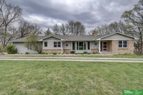 10032 Kings Dr, Omaha, NE 68142