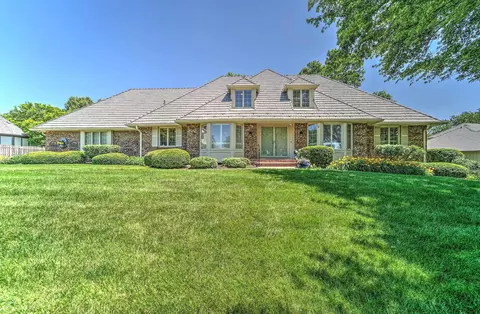 9706 Ascot Dr, Omaha, NE 68114