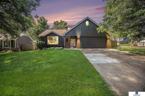 801 Redwood Ln, Papillion, NE 68046