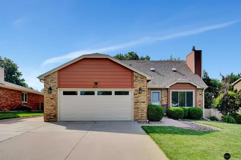 6041 Fleetwood Dr, Lincoln, NE 68516