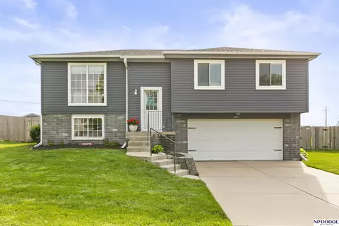 1211 Devon Dr, Papillion, NE 68046