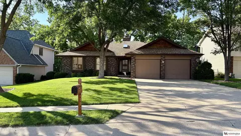 15922 Nottingham Dr, Omaha, NE 68118