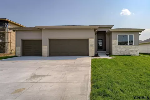 21127 Jessie Ave, Elkhorn, NE 68022