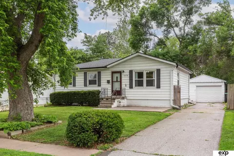 8978 Laurie Cir, Omaha, NE 68124