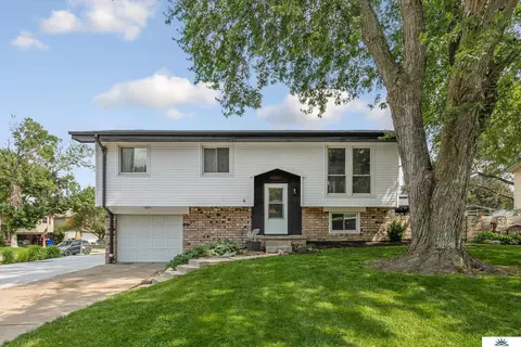 7713 Chestnut St, La Vista, NE 68128