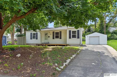 7743 Nicholas Cir, Omaha, NE 68114