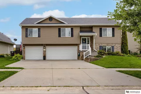 7953 Renatta Dr, Lincoln, NE 68516