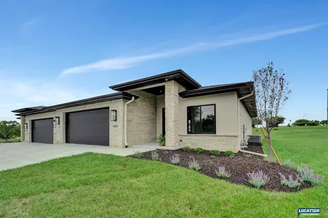8701 Labrador Ct, Lincoln, NE 68520
