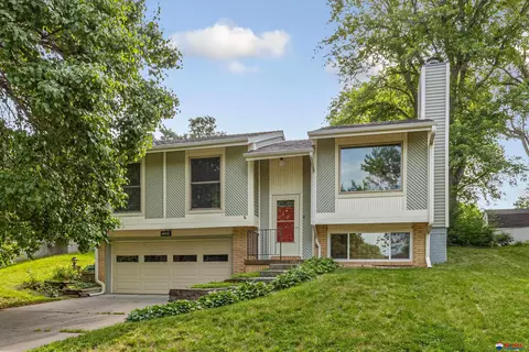 6010 Queens Dr, Lincoln, NE 68516