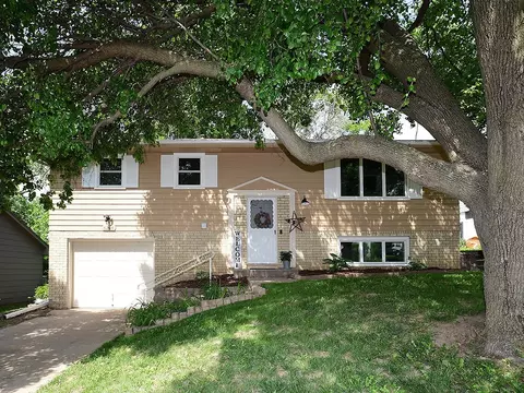 6204 N 68th St, Omaha, NE 68104