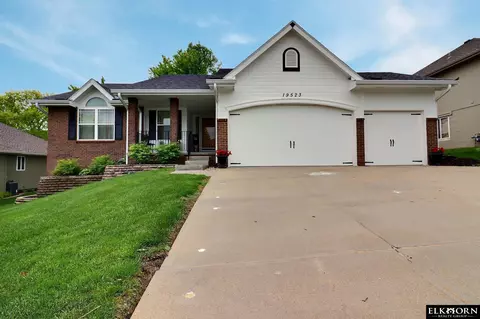 19523 Binney Cir, Elkhorn, NE 68022