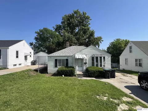 5802 Oak St, Omaha, NE 68106