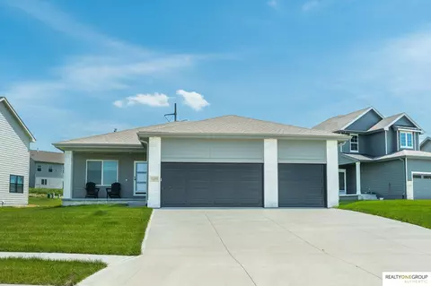 11323 Portage Cir, Papillion, NE 68046