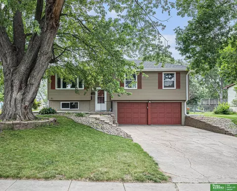 7119 Pine Dr, La Vista, NE 68128