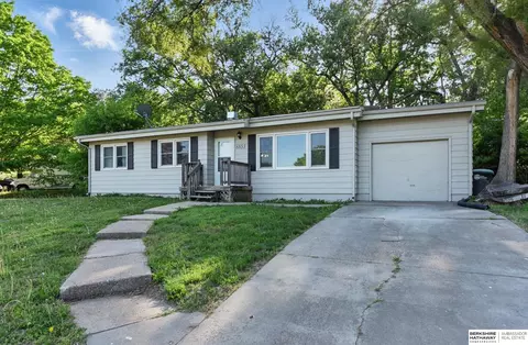 8853 Izard Cir, Omaha, NE 68114