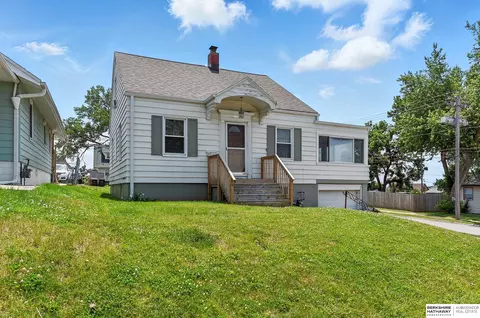 3945 R St, Omaha, NE 68107