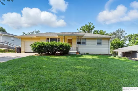 8521 Pinkney St, Omaha, NE 68134